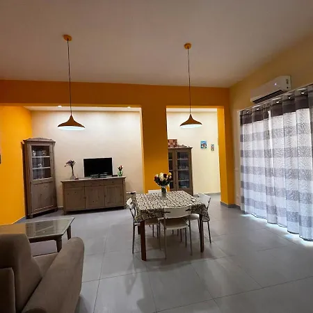 Apartment Nanni's House, Stylish Steps From Station *